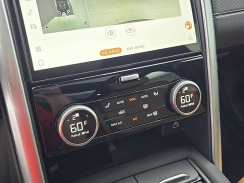 Used 2025 Land Rover Discovery Dynamic SE image 24