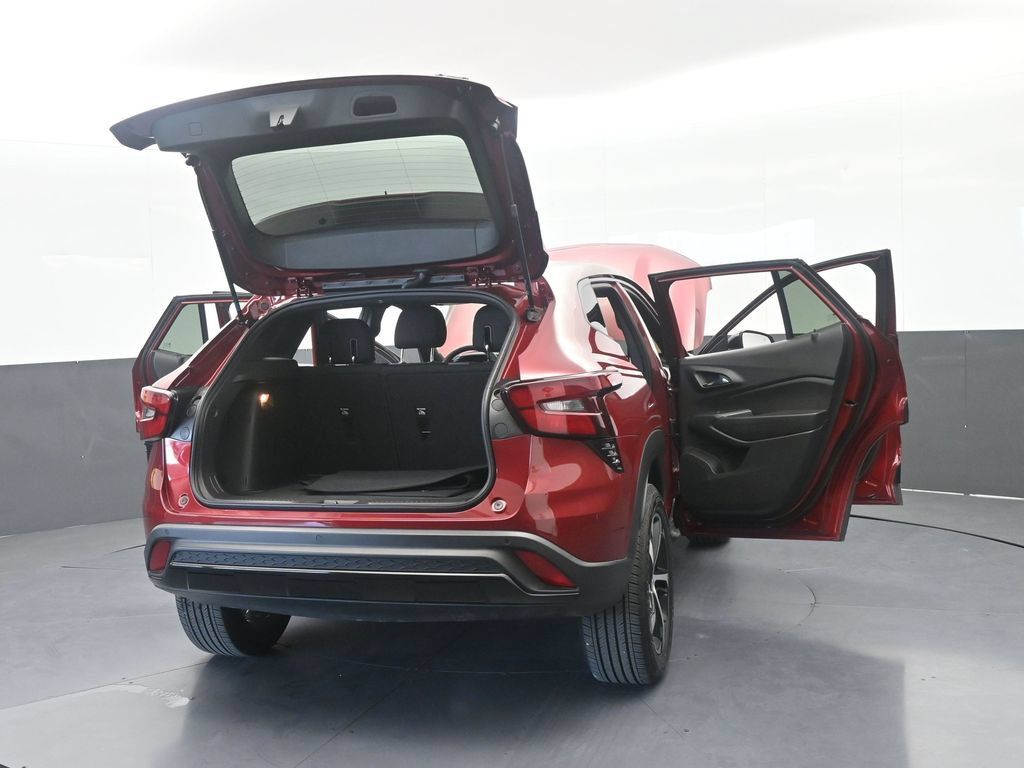 Used 2025 Chevrolet Trax RS w/ Sunroof Package FWD image 73