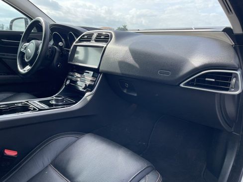 Used 2017 Jaguar XE Prestige image 8