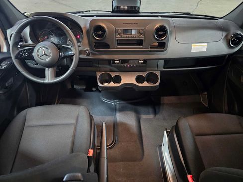 Used 2025 Mercedes-Benz Sprinter 2500 image 19