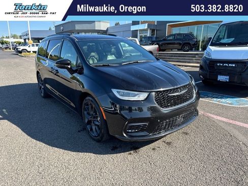 Used 2025 Chrysler Pacifica Limited FWD image 1
