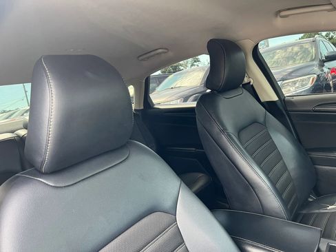 Used 2018 Ford Fusion SE w/ Fusion SE Technology Package FWD image 19