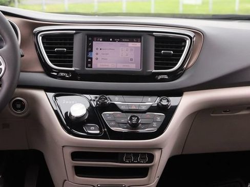 Used 2022 Chrysler Voyager LX FWD image 29