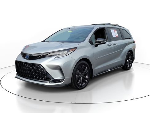 Used 2025 Toyota Sienna XSE w/ XSE Premium Package FWD image 2