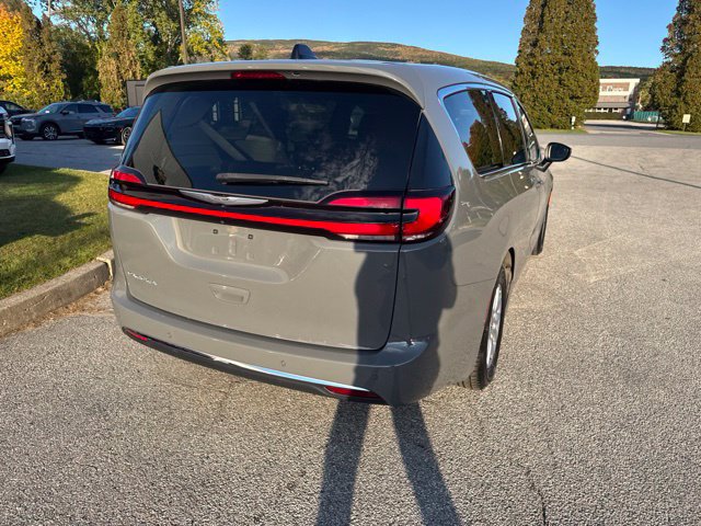 Used 2023 Chrysler Pacifica Touring-L FWD image 16