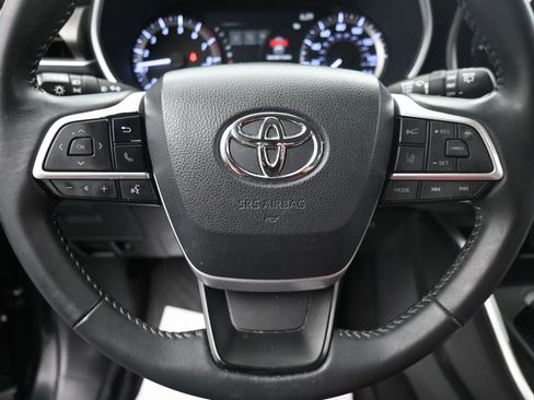 Used 2023 Toyota Highlander XLE FWD image 21