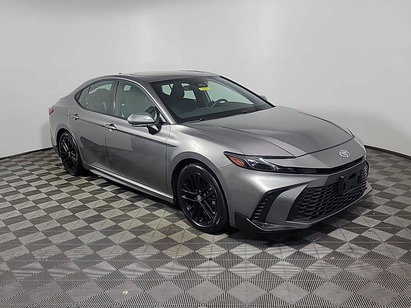 Used 2025 Toyota Camry SE w/ Convenience Package FWD image 1