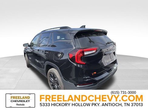 Used 2022 GMC Terrain SLE w/ Driver Convenience Package FWD image 4