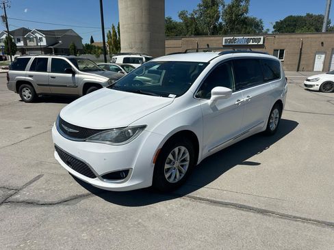 Used 2018 Chrysler Pacifica Touring-L w/ Advanced Safetytec Group FWD image 6