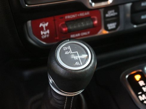 Used 2025 Jeep Gladiator Rubicon w/ Convenience Group AWD/4WD image 29