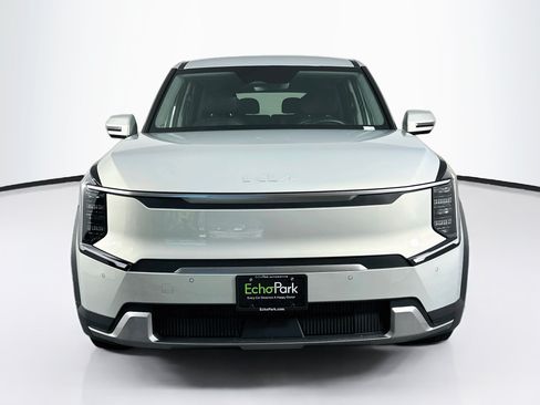 Used 2024 Kia EV9 Light Long Range RWD image 2