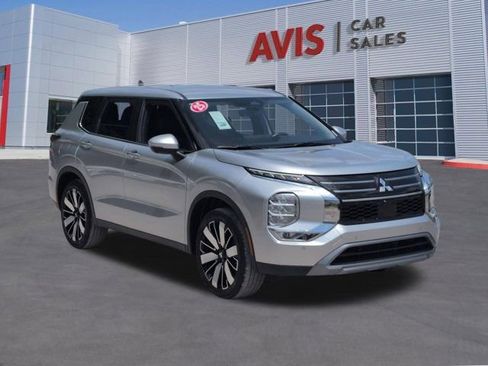 Used 2025 Mitsubishi Outlander SE FWD image 3
