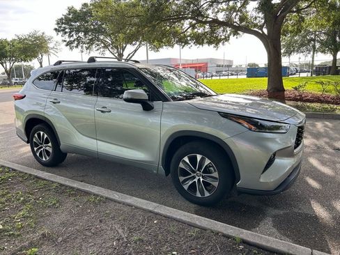 Used 2021 Toyota Highlander XLE FWD image 8