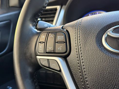 Used 2017 Toyota Highlander SE image 25