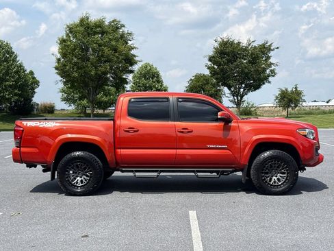 Used 2017 Toyota Tacoma TRD Sport w/ Premium & Technology Package AWD/4WD image 9
