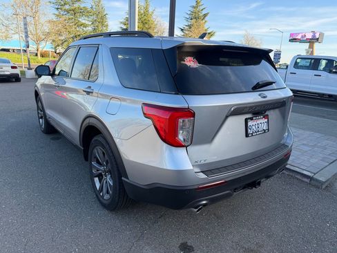 Used 2023 Ford Explorer XLT w/ Equipment Group 202A image 3