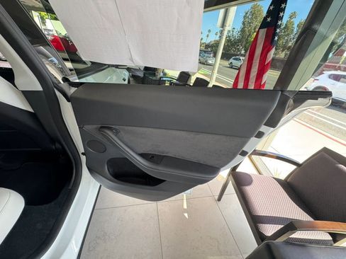 Used 2024 Tesla Model Y Long Range AWD/4WD image 17
