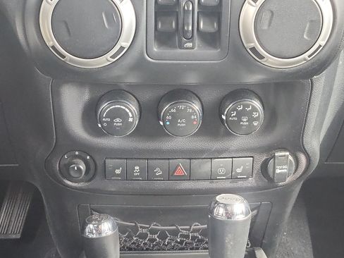 Used 2018 Jeep Wrangler Unlimited Rubicon w/ Connectivity Group AWD/4WD image 18