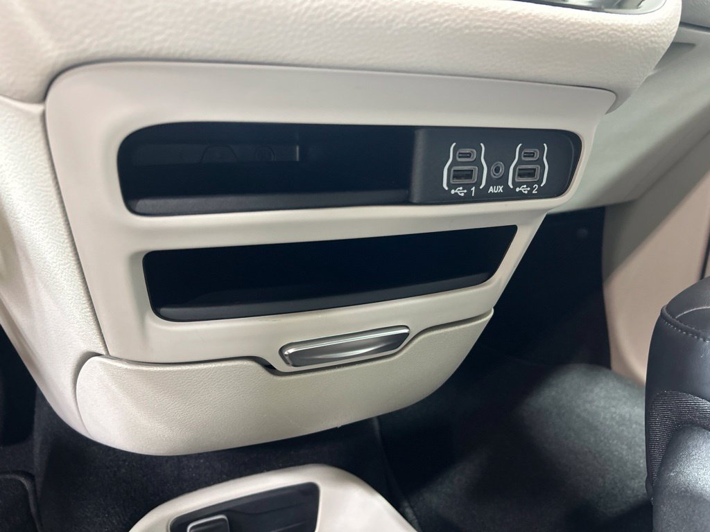 Used 2024 Chrysler Pacifica Limited FWD image 37