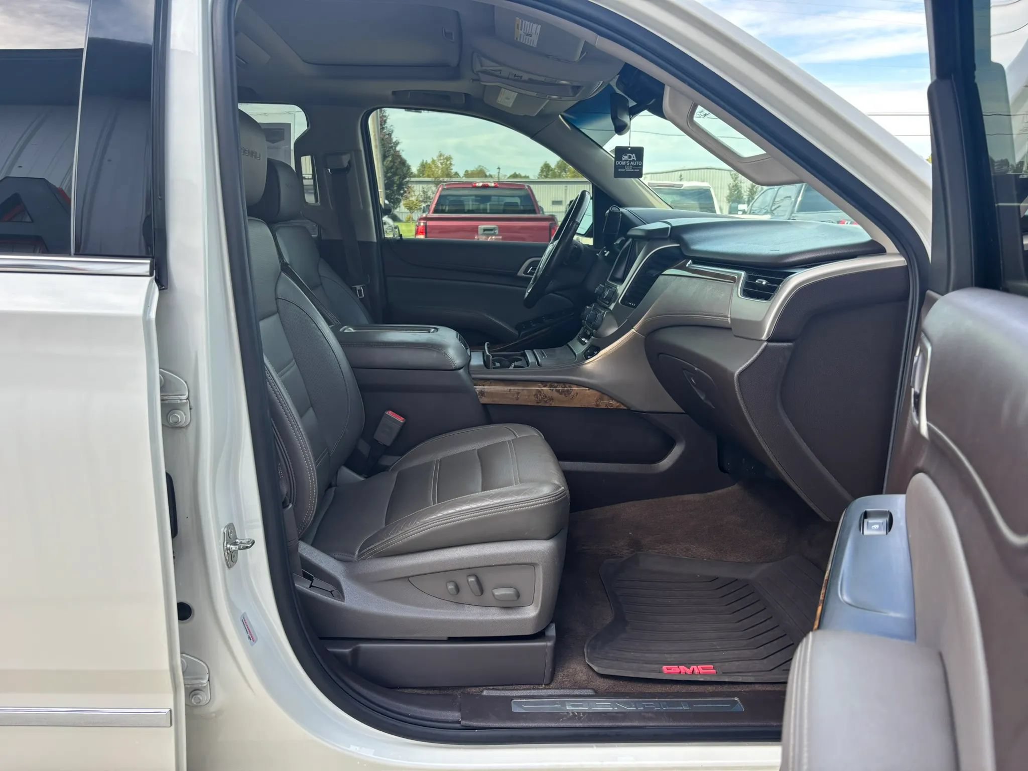 Used 2015 GMC Yukon Denali w/ Touring Package AWD/4WD image 19