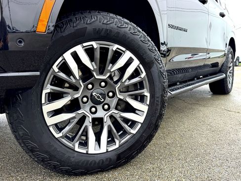 Used 2025 Chevrolet Suburban Z71 AWD/4WD image 2