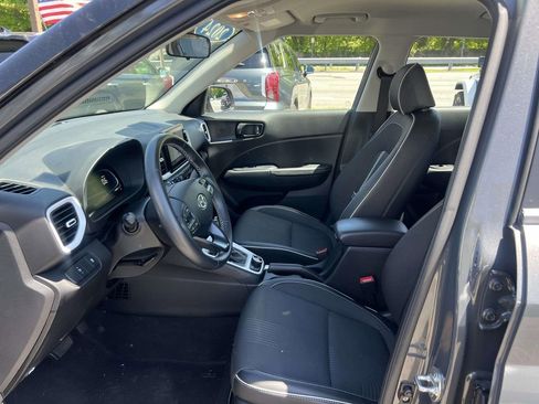Used 2024 Hyundai Venue Limited FWD image 15