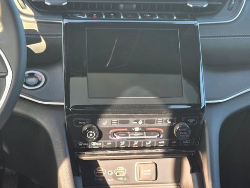 New 2025 Jeep Grand Cherokee Altitude image 3