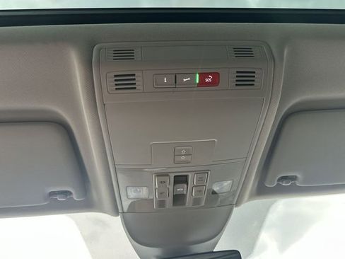 Used 2025 Volkswagen Taos SE FWD image 23