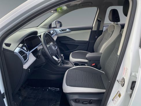 Used 2025 Volkswagen Taos SE image 9