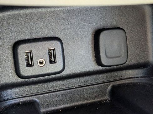 Used 2018 Chevrolet Equinox Premier image 24