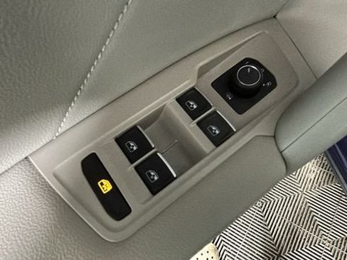 Used 2023 Volkswagen Tiguan SE AWD/4WD image 10