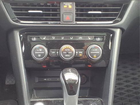 Used 2024 Volkswagen Taos SE w/ Panoramic Sunroof Package FWD image 15