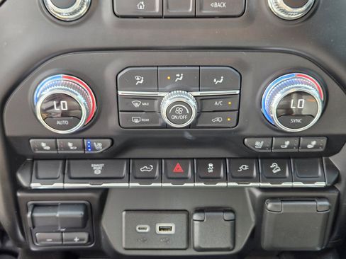 Used 2022 GMC Sierra 3500 AT4 w/ Gooseneck/5TH Wheel Package AWD/4WD image 17