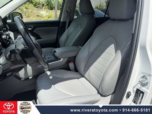 Used 2022 Toyota Highlander XLE AWD/4WD image 13
