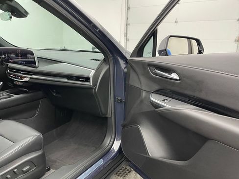 Used 2024 Cadillac XT4 Luxury w/ Cold Weather Package FWD image 33