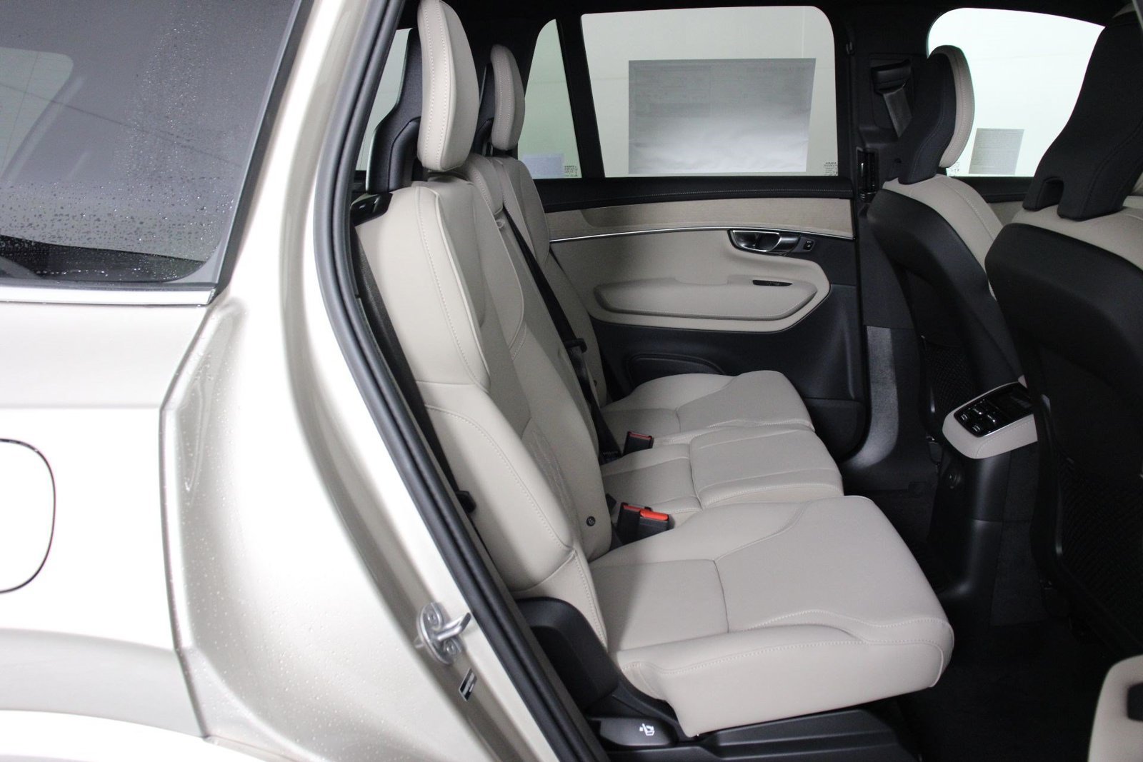 New 2026 Volvo XC90 T8 Plus w/ Protection Package Premier AWD/4WD image 11