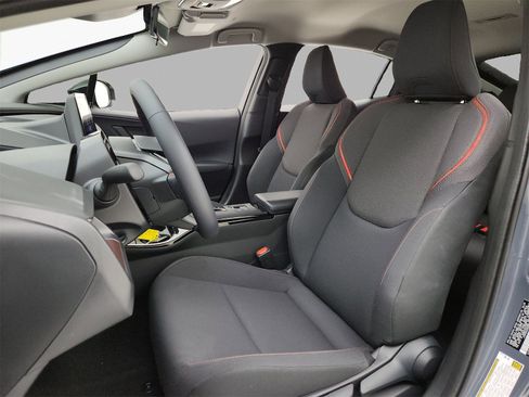 Used 2025 Toyota Prius Plug-In Hybrid image 5