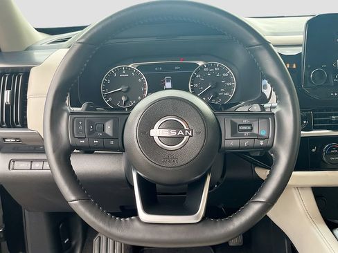 Used 2025 Nissan Pathfinder SL AWD/4WD image 10