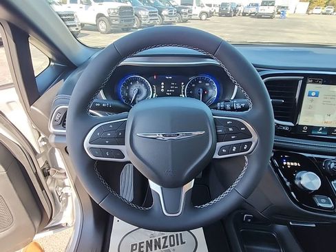 New 2026 Chrysler Pacifica Select image 4