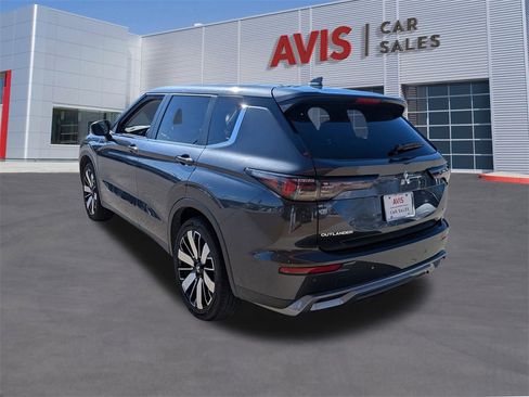 Used 2025 Mitsubishi Outlander SE image 9