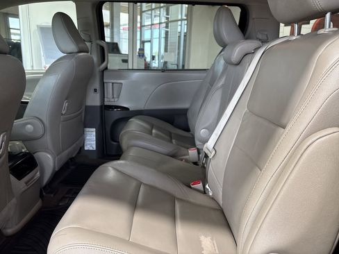 Used 2017 Toyota Sienna XLE w/ XLE Navigation Package image 22