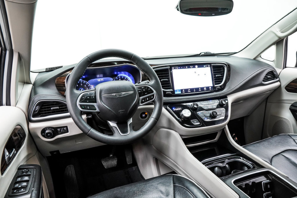 Used 2023 Chrysler Pacifica Limited FWD image 4