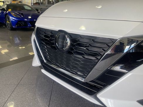 Used 2022 Nissan Sentra SV w/ SV Premium Package image 11