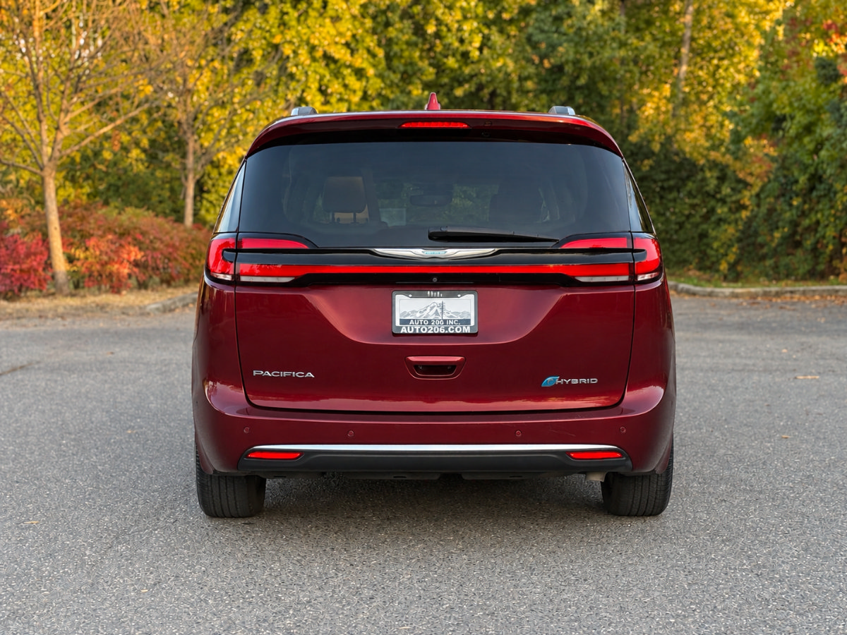 Used 2021 Chrysler Pacifica Touring-L FWD image 4