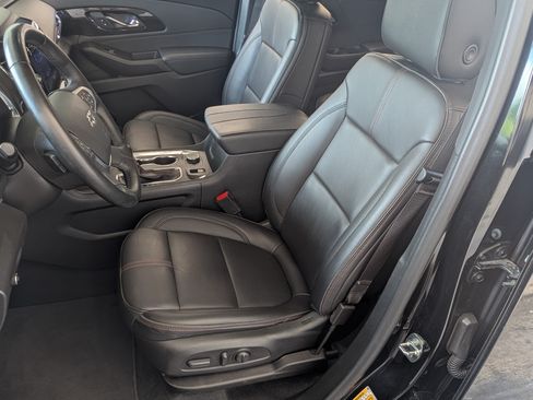 Used 2023 Chevrolet Traverse RS FWD image 16