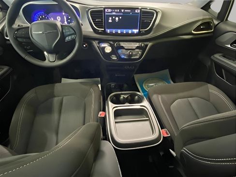 Used 2023 Chrysler Pacifica Touring FWD image 15