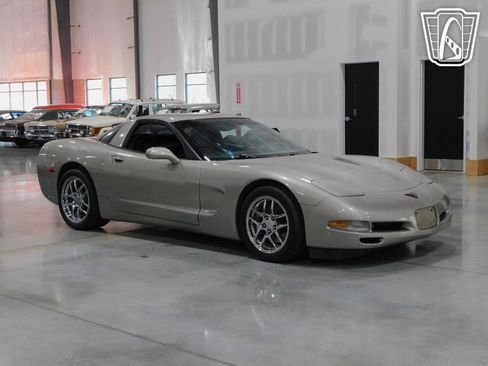 Used 1999 Chevrolet Corvette Coupe w/ Memory Pkg RWD image 19