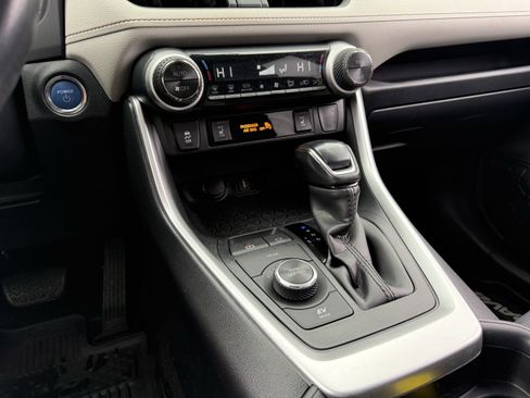 Used 2020 Toyota RAV4 XLE image 19