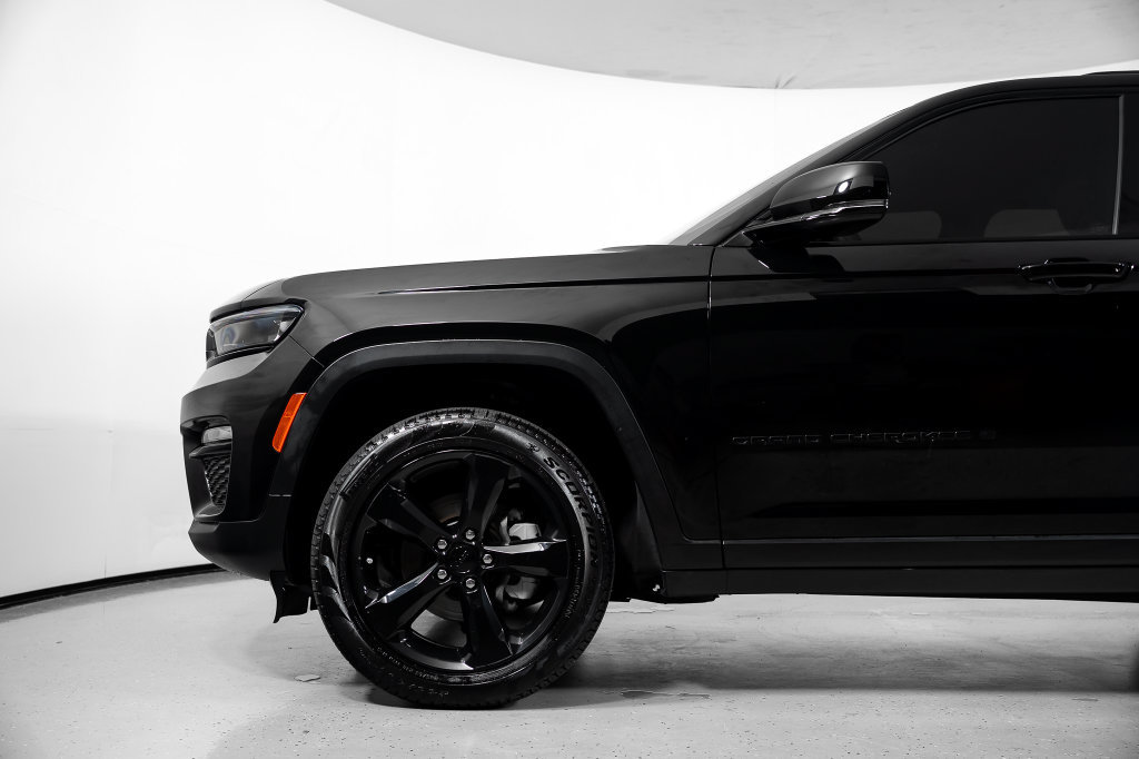 Used 2023 Jeep Grand Cherokee Limited w/ Black Appearance Package AWD/4WD image 14