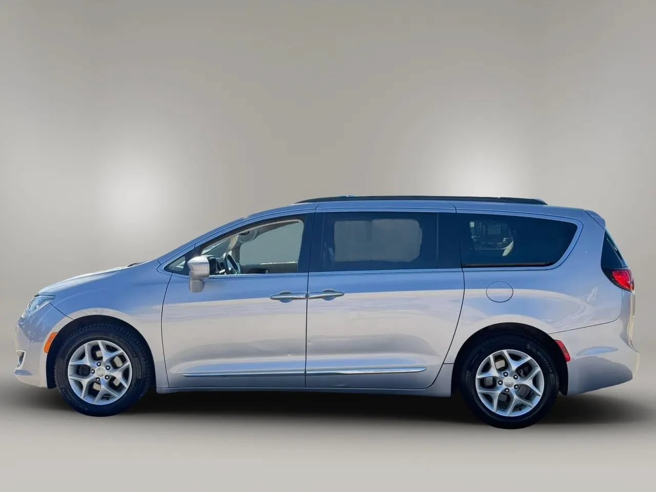 Used 2017 Chrysler Pacifica Touring-L w/ Tire & Wheel Group FWD image 8